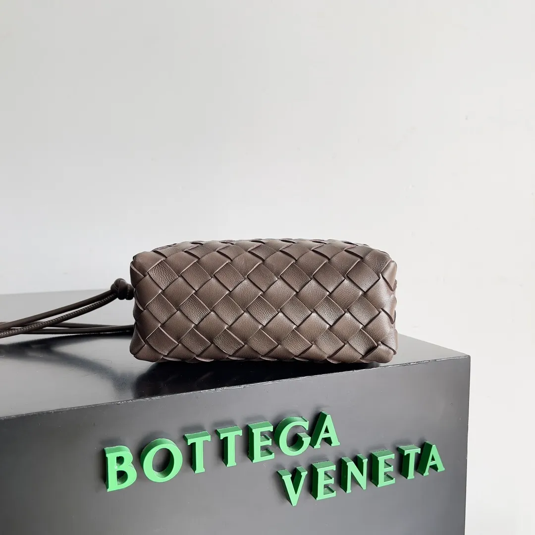 Batch 1560 New version and new color (third generation) 𝗕𝗼𝘁𝘁𝗲𝗴𝗮 𝗩𝗲𝗻𝗲𝘁𝗮———— The latest version of the loop camera bag💥 at the BV King of Cost-Effectiveness counter, large woven texture➕As always, ultra-high-quality lambskin, with zippers and adjustable drawstrings, it is especially suitable for the belly💫It can fit anything, and it is very light in weight. It is suitable for girls of all ages. Size: 17*10*6cm Style number: 723547